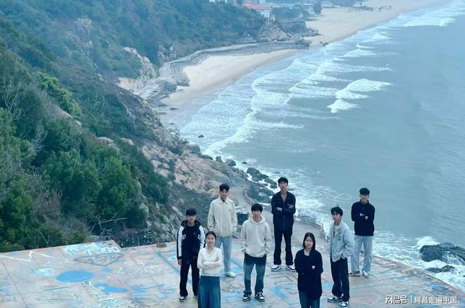 的废弃景区：游客翻墙从3米高坠落悬崖J9