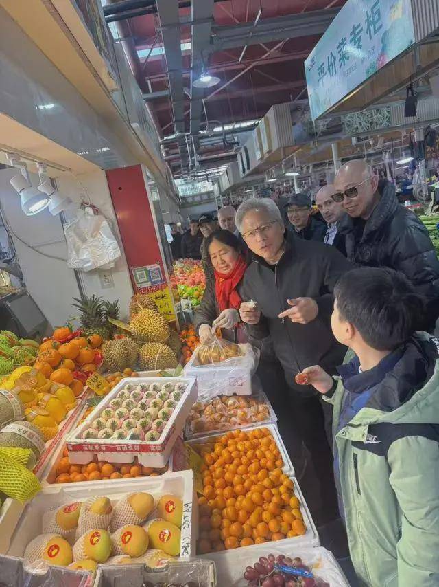 上海菜市场还给摊主发红包太接地气九游会J9入口华人首富黄仁勋现身(图5)